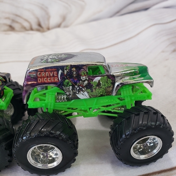 Hot Wheels Monster Jam Grave Digger 3.5 Inch Toy Trucks Diecast Black Silver - Picture 5 of 9